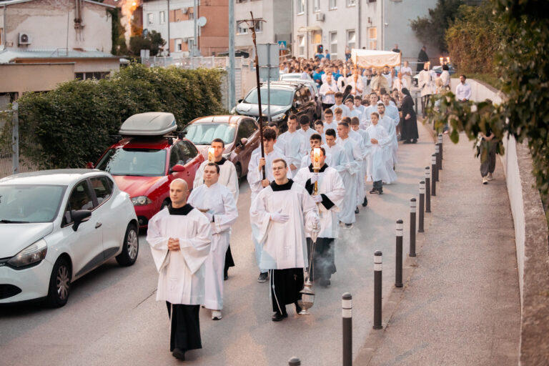 Tijelovska procesija i posljednja Duhovno duhovita večer okupile mnoštvo vjernika na Svetom Duhu